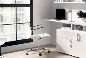 Muebles con escritorio. Un salón con zona de trabajo