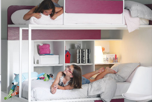 Una habitación con litera divertida y con detalles muy funcionales
