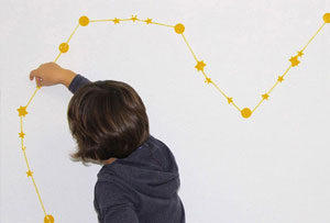 Decorar una pared con constelaciones. Un DIY para un dormitorio infantil