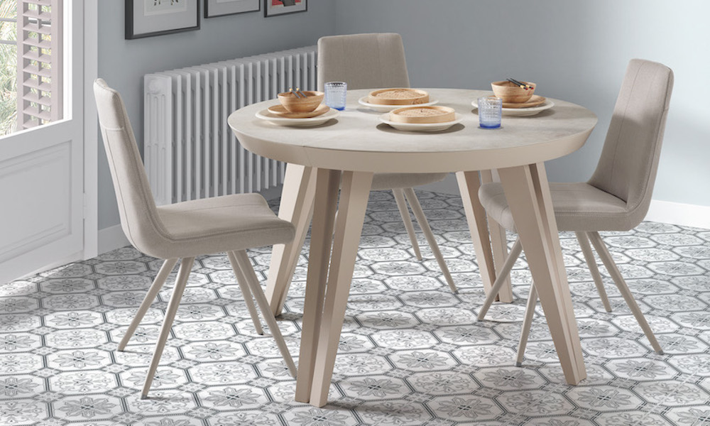 Elige bien qué tipo de mesa y silla casan con tu salón