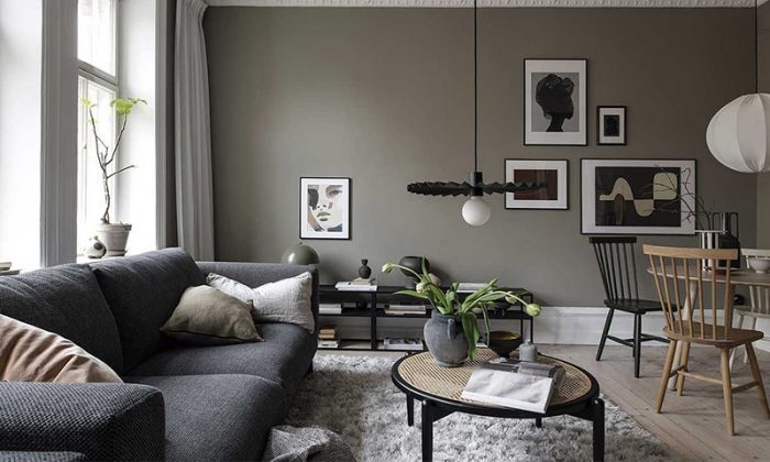 Cómo combinar cojines y paredes para tu sofá gris oscuro | KIBUC