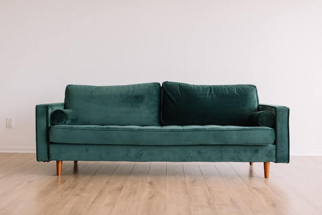 Cómo combinar un sofá verde con tu salón